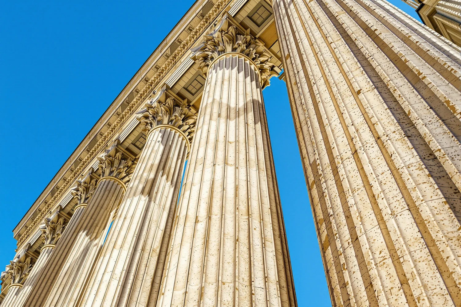 Columnas de piedra de un edificio público vistas desde abajo
