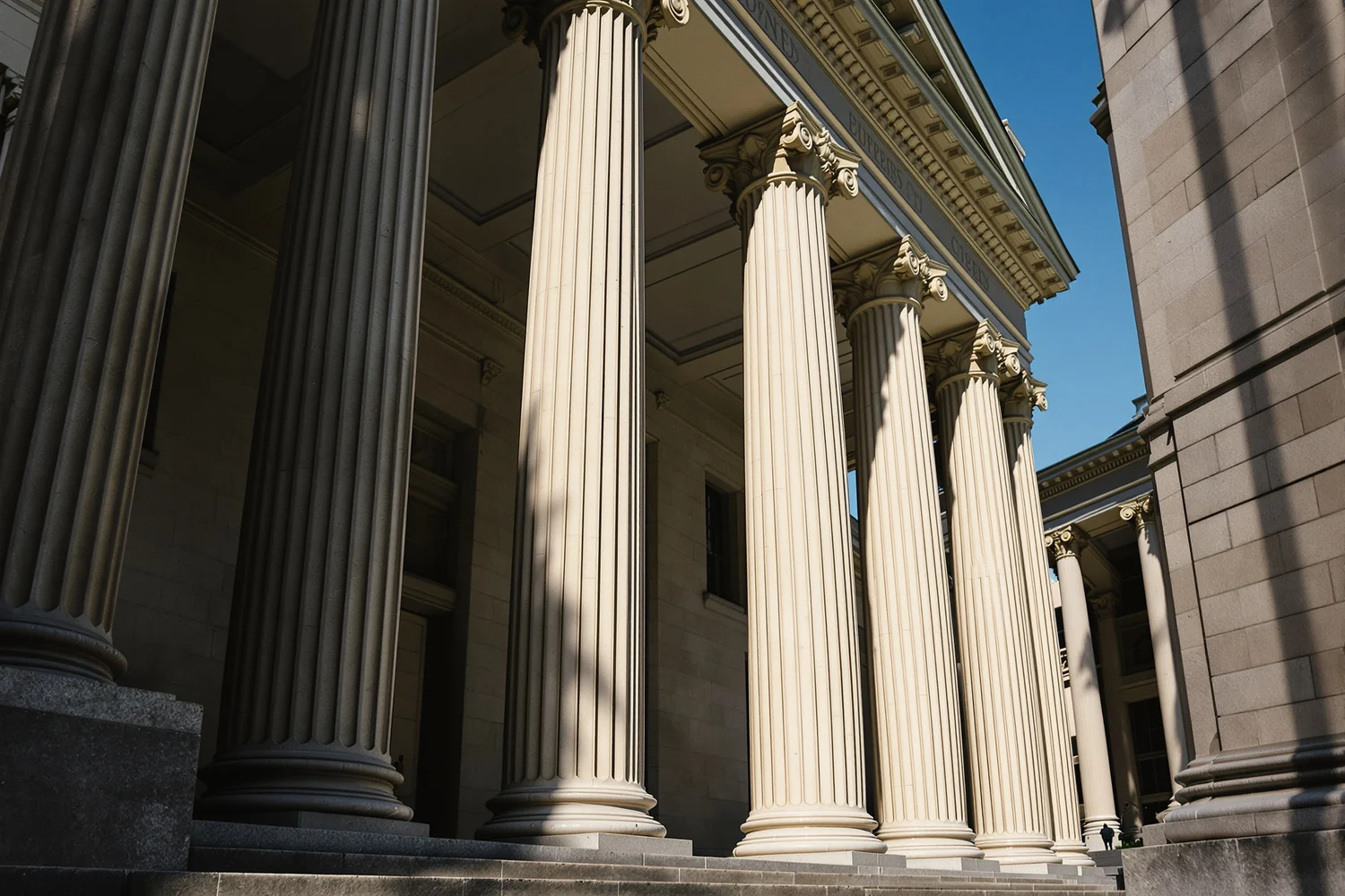 Pórtico clásico de un edificio de gobierno
